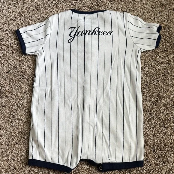 TODDLER NEW YORK YANKEES SNAP ROMPER - Picture 8 of 8